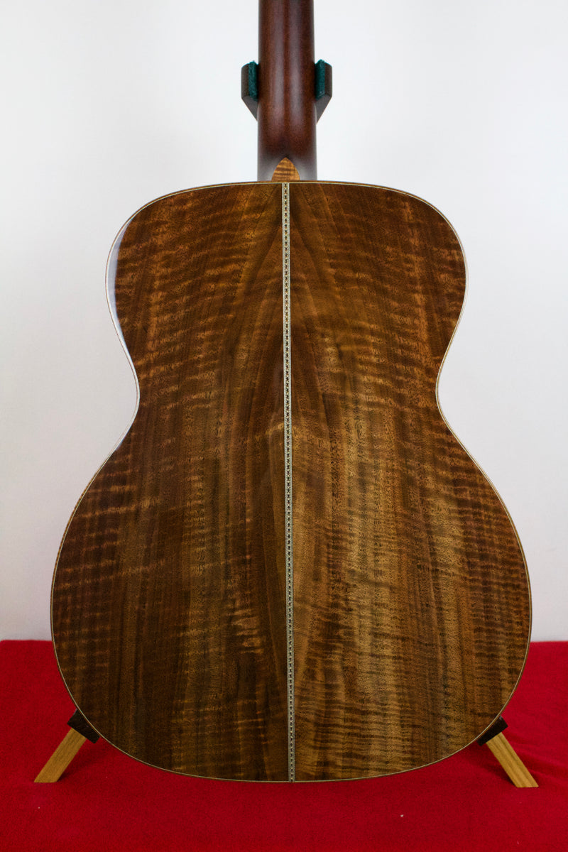 Santa Cruz OM Grand Walnut & Cedar, Koa binding